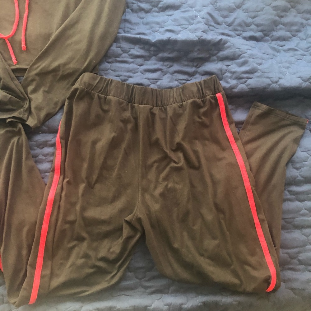 Two Piece Set. - Picture 3 of 5